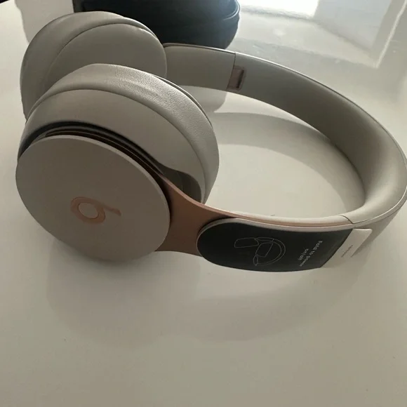 Beats by Dre Solo Pro Wireless Noise Canceling - Grey and